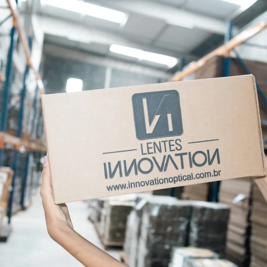 Caixa baú com a marca Lentes Innovation